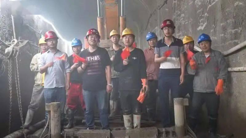 逃离残破的机舱